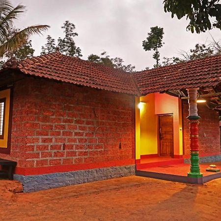 Hotel Allaranda Homestay มาดิเครี ภายนอก รูปภาพ