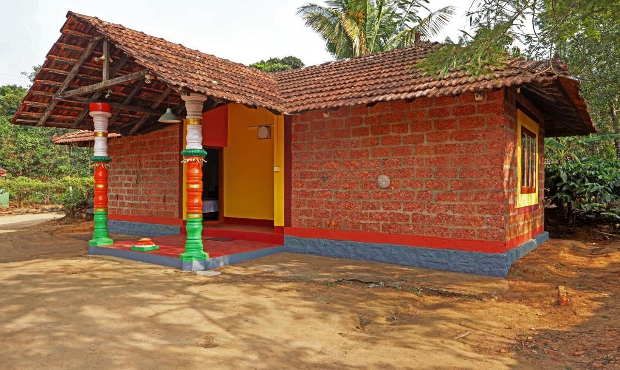 Hotel Allaranda Homestay มาดิเครี ภายนอก รูปภาพ