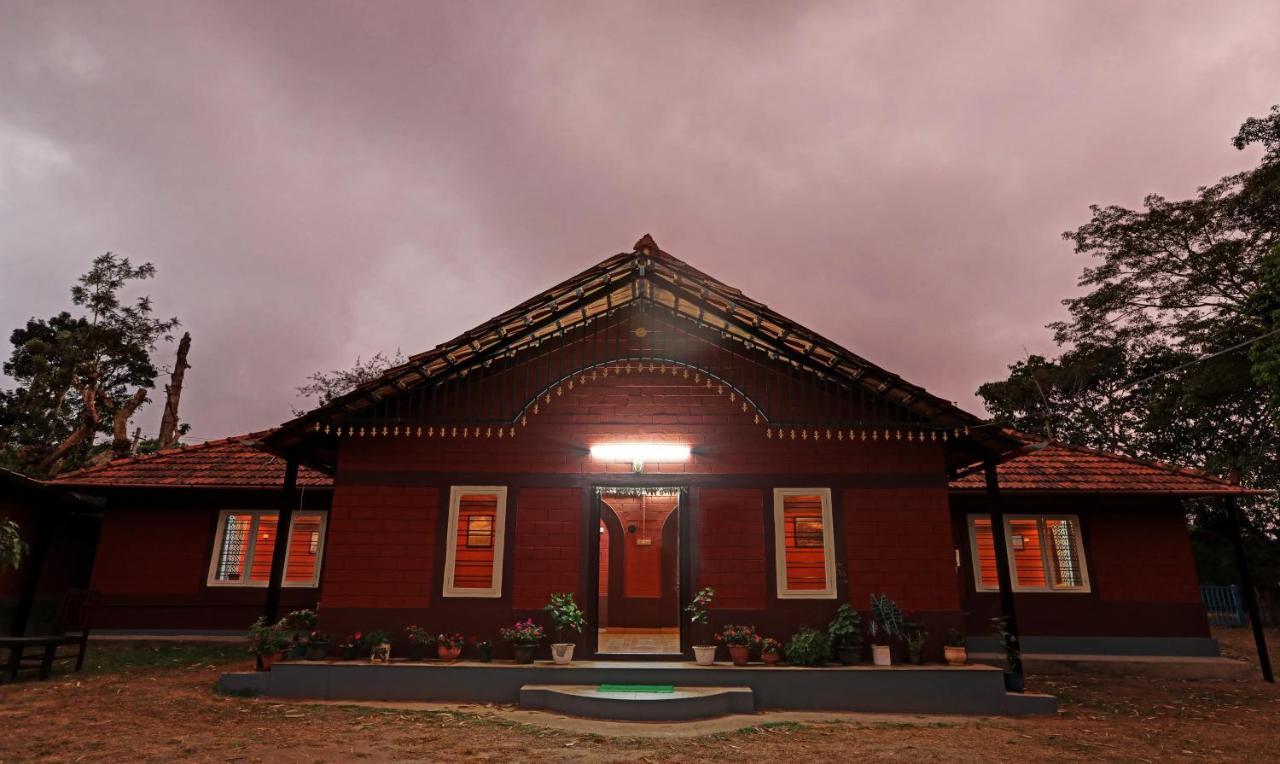 Hotel Allaranda Homestay มาดิเครี ภายนอก รูปภาพ