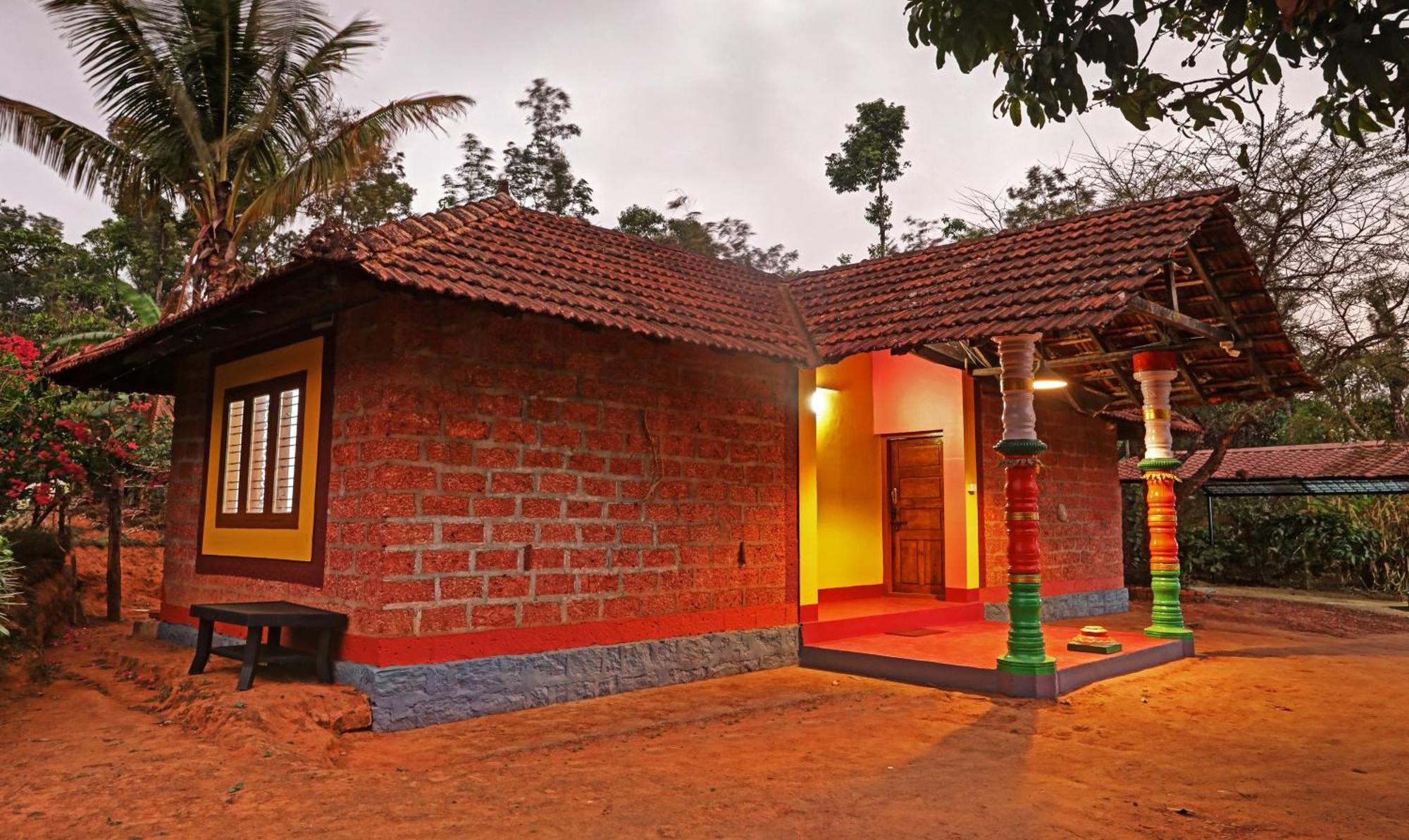 Hotel Allaranda Homestay มาดิเครี ภายนอก รูปภาพ